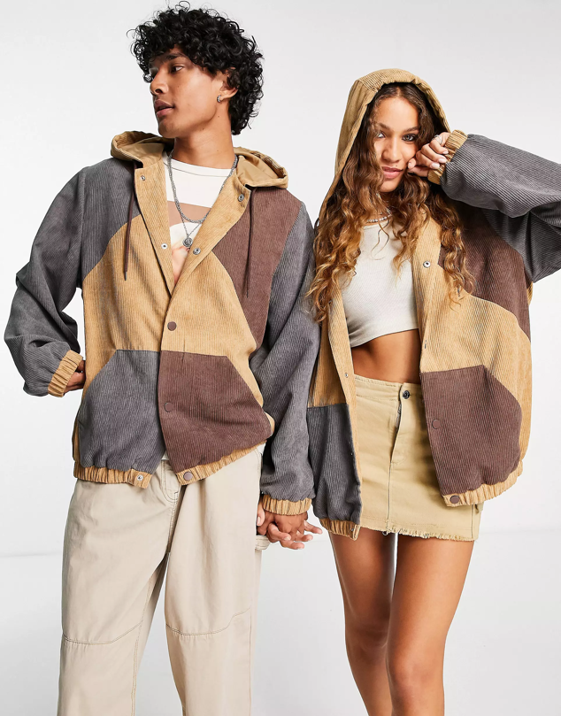 Chaqueta bomber tipo patchwork con capucha y de corte unisex. Precio: 80,95 €. Cómpralo aquí