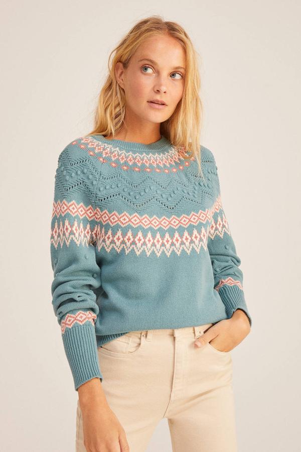 Jersey jacquard con cuello redondo, manga larga y detalles de cenefas, calados y relieves, en tonos verde y rosa, de Springfield. Cómpralo por 28,79 euros.