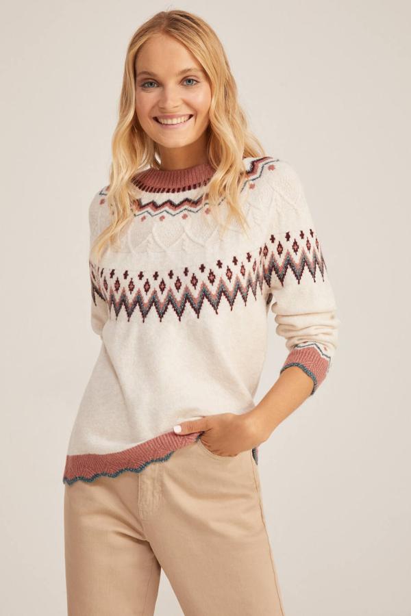 Jersey en tejido de punto jacquard con detalles en relieve, hilo brillante, bajo festoneado, manga larga, cuello redondo y cenefas, en rosa, azul y beige, de Springfield. Su precio es de 31,99 euros.