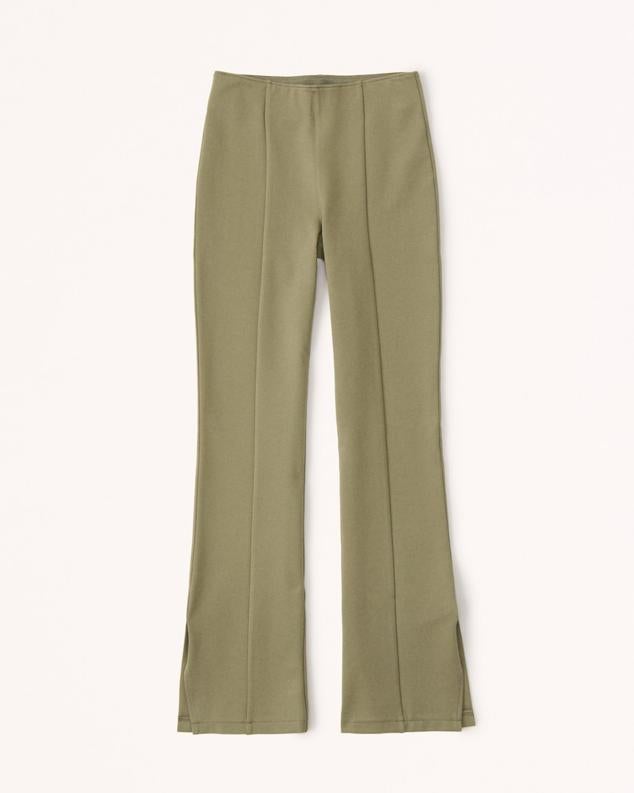 Pantalones acampanados de corte slim fit de punto con abertura en el dobladillo. Son de Abercrombie & Fitch. Precio: 52,99 €.