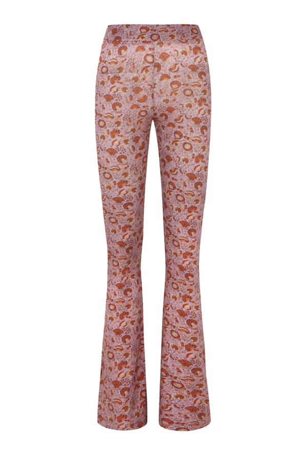 Pantalones acampanados con aspecto desenfadado y de tejido super cómodo. Es de Antik Batik. Precio: 135 €.