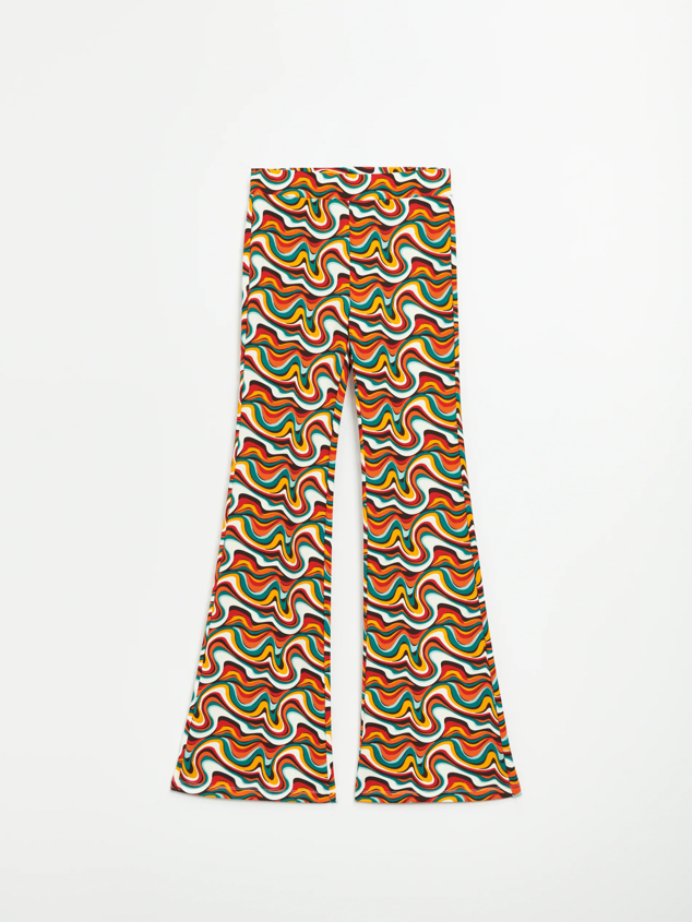 Pantalones de campana de punto con estampado abstracto y retro. Es de House Brand. Precio: 21,99 €.