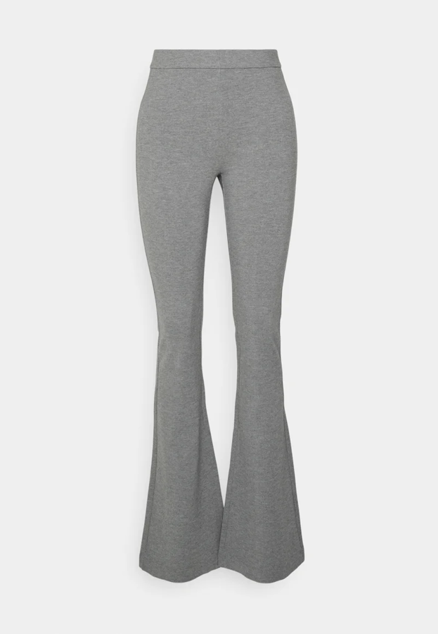 Pantalones acampanados de punto estilo deportivo para generar un estilismo athleisure. Son de Vero Moda. Precio: 28,09 €.