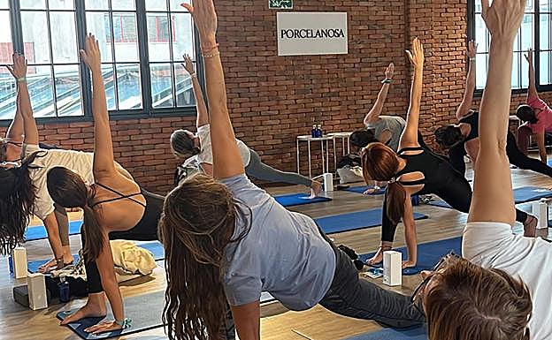 Los asistentes, durante una de las sesiones de yoga en Mercedes-EQ Welife Festival.