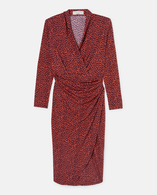 Vestido midi estampado confeccionado con manga larga y escote cruzado. Es de Woman El Corte Inglés. Precio: 69,99 €.