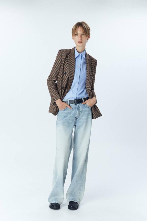 Americana con estampado de cuadros, diseño cruzado, manga larga y cuello solapa, en tonos marrones, de Sfera. Está disponible por 45,99 euros.