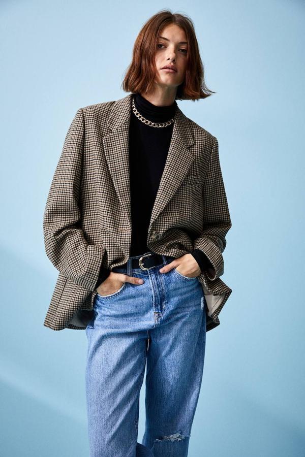Blazer oversize con estampado a cuadros, manga larga, hombros marcados, bolsillos ribeteados, cuello solapa con muesca y cierre frontal, de H&M. La encontrarás a 39,99 euros.