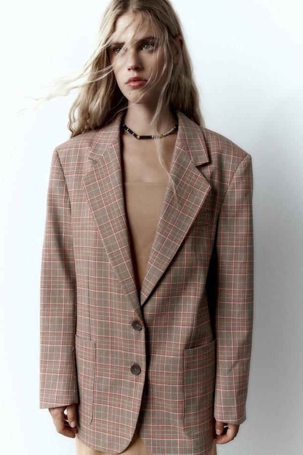 Blazer masculina de estampado a cuadros con cuello solapa, hombreras, manga larga, bolsillos de plastrón y cierre simple, en tostado, de Zara. Hazte con ella a 49,95 euros.