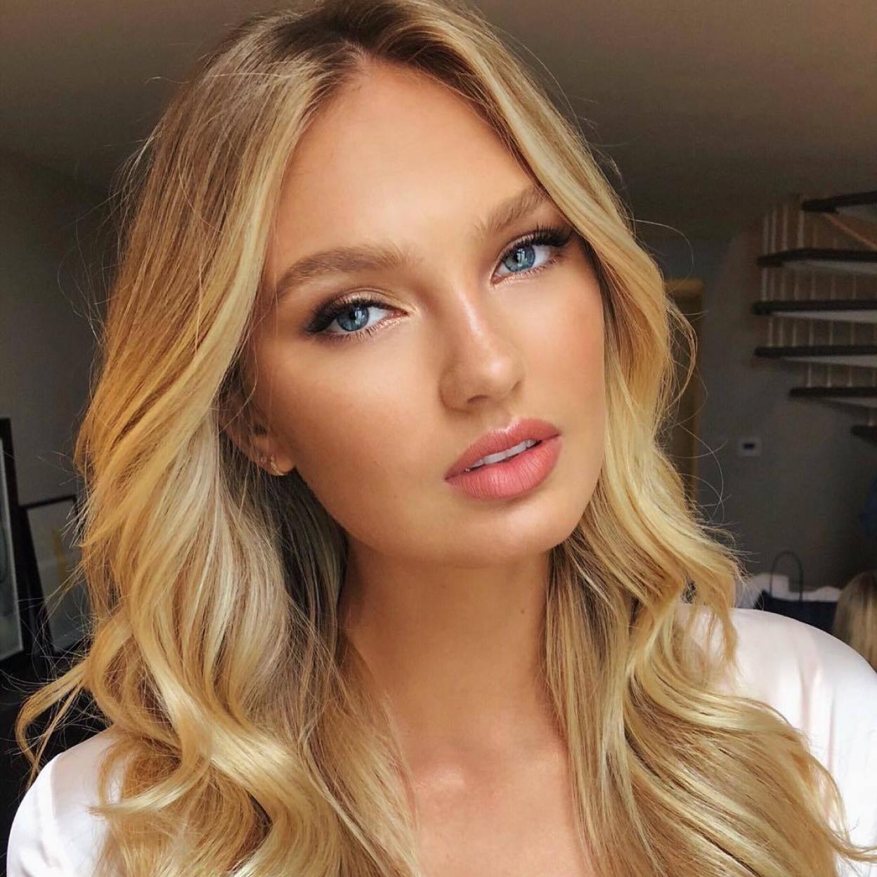 La modelo Romee Strijd tiene una piel uniforme, radiante y lisa que se puede conseguir con un sérum antioxidante