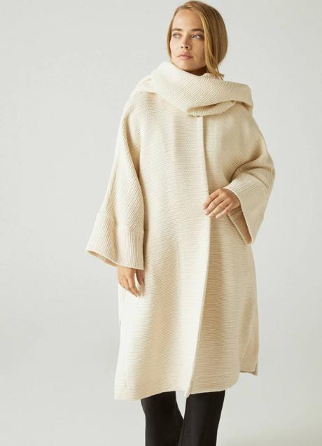 Imagen - Abrigo oversize crudo con bufanda