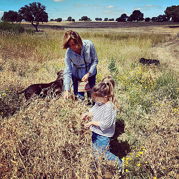 Blanca Entrecanales, paseando con sus perros y una de sus nietas por su finca toledana. 