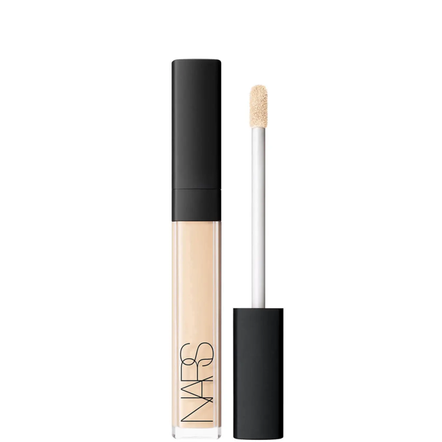 Corrector que consigue una apariencia luminosa y radiante. Incluso, reduce las manchas oscuras, las líneas finas y los índices de fatiga. Es de NARS. Precio: 28,45 €. Cómpralo aquí
