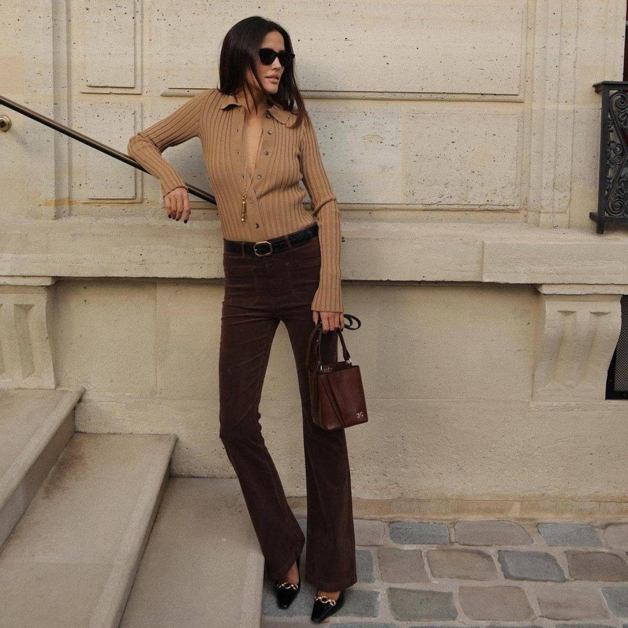La influencer lleva un estiloso look otoñal en tonos marrones con pantalón de pana