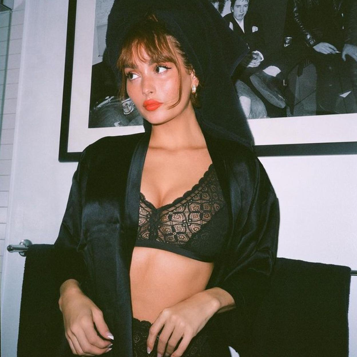 La influencer Taylor Lashae con un conjunto negro de Intimissimi.