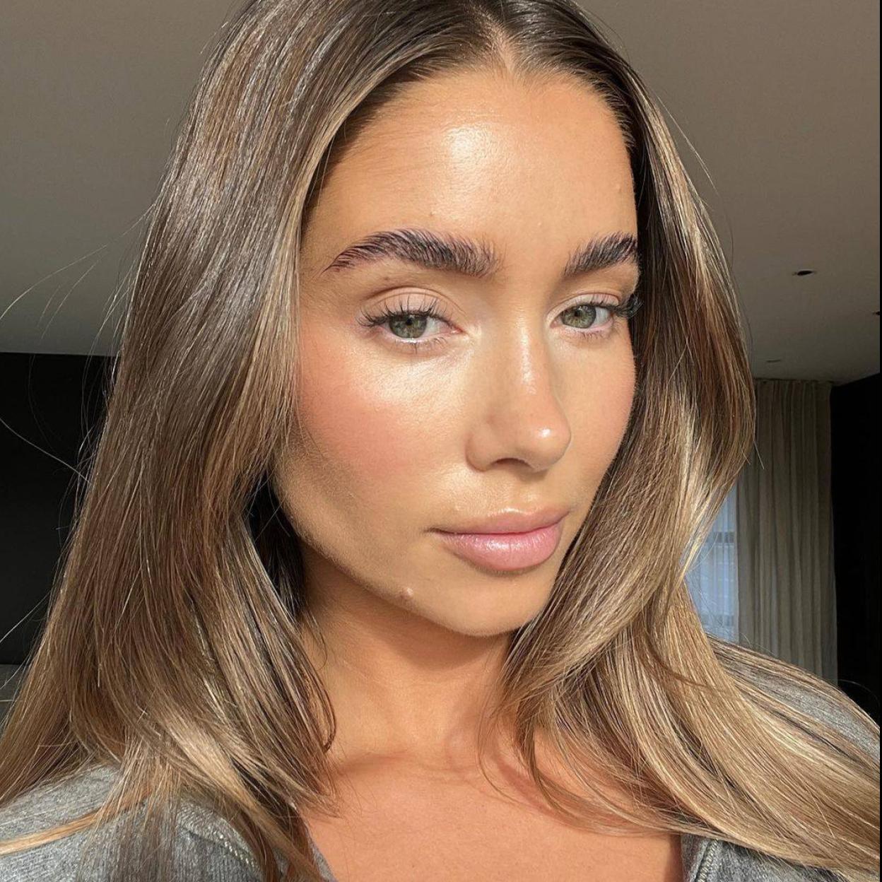 Adiós a las ojeras con un contorno d eojos tan iluminado como el de la influencer