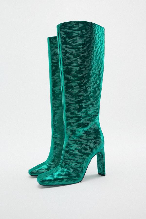 Botas altas laminadas con acabado metálico texturizado, caña ancha, tacón rectangular y punta cuadrada, en verde, de Zara. Encuéntralas por 59,95 euros.
