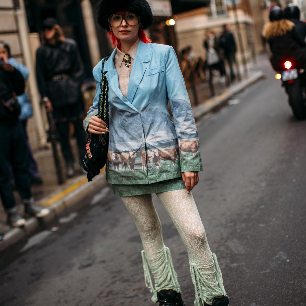 Las botas moteras reinventan los códigos de estilismo, hallando el equilibrio entre la formalidad más clásica y la esencia más moderna. 