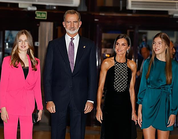La princesa Leonor, los reyes Felipe VI y doña Letizia, y la infanta Sofía.