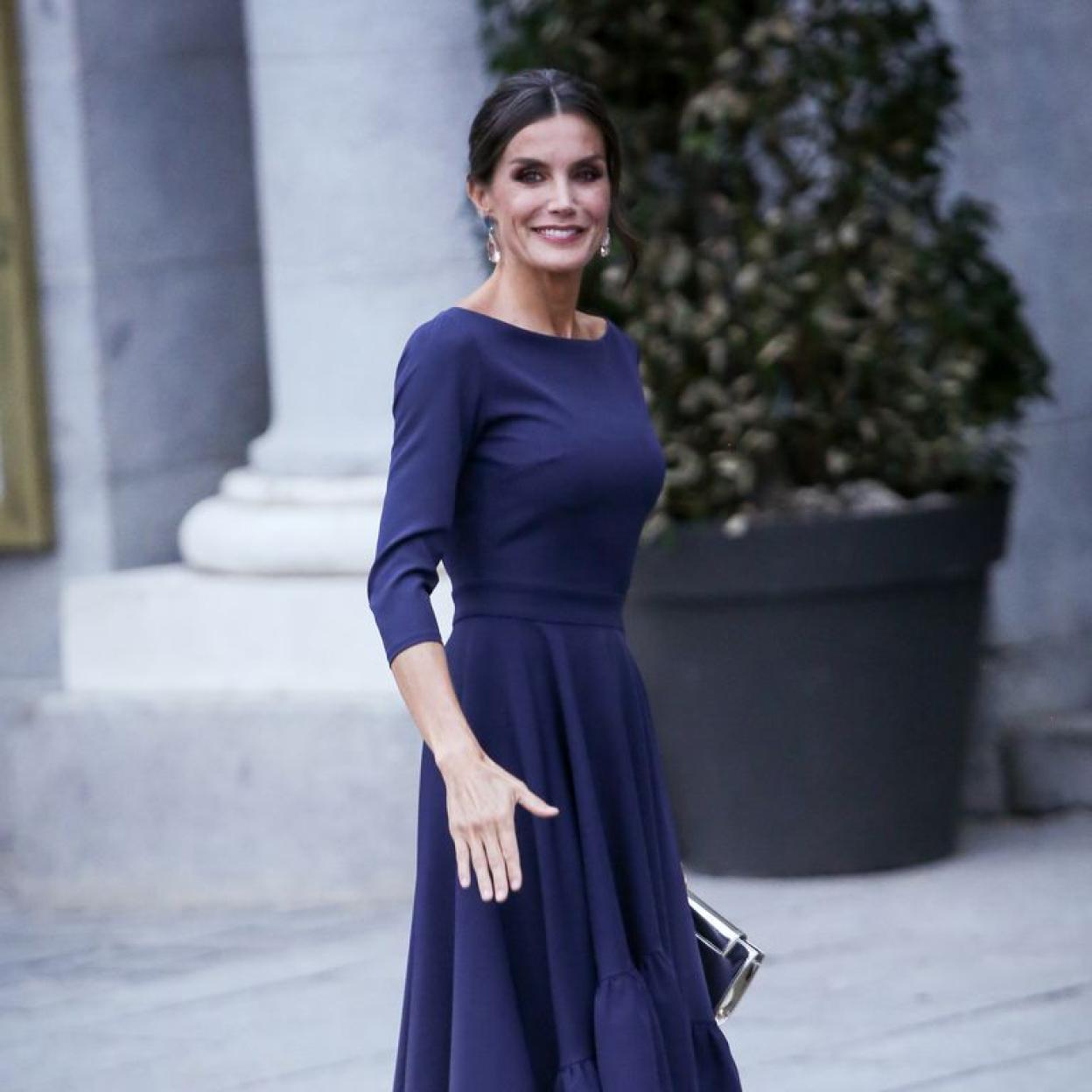 Letizia a su llegada al Teatro Real para asistir a la ópera 'Aída', de Verdi, con un vestido azul de la firma española Miphai.