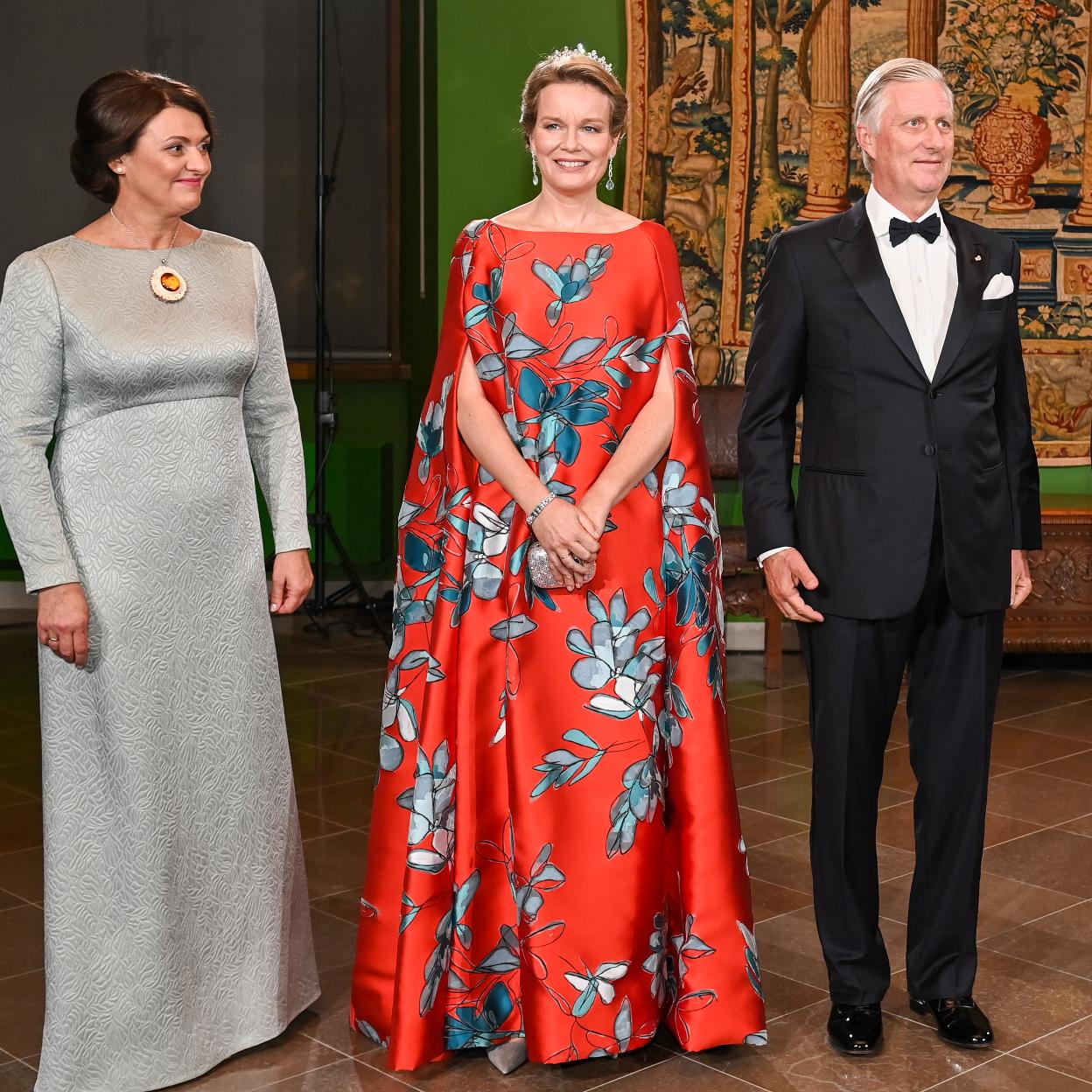 La reina Matilde de Bélgica deslumbró en su primera noche en Lituania con un gran vestido capa de seda roja. 
