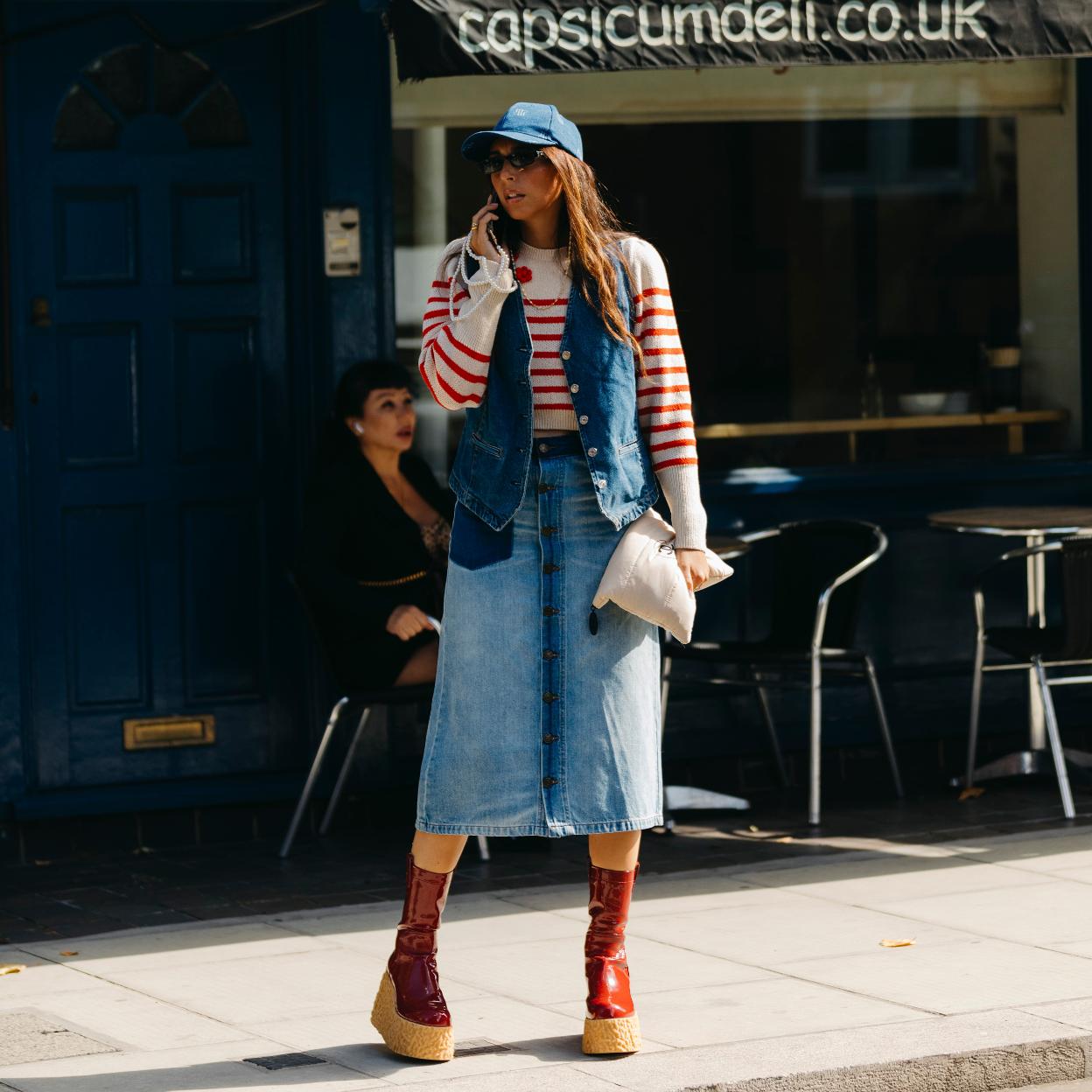 Esta temporada otoño/invierno 2022-2023, las tendencias en faldas llegan a las mujeres de más de 50 años para aportarles un toque juvenil y elegante a partes iguales.