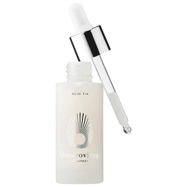 Acid Fix de Omorovicza es un sérum antiedad y revitalizador multiusos que combate el daño de la piel, la regenera y transforma su aspecto para que esté mucho más joven y favorecido, con suavidad, firmeza, volumen y tersura. Así, combina ácidos glicólico, salicílico, láctico y ácido hialurónico, junto al caviar de lima australiano para restaurar la luminosidad y atenuar drásticamente las manchas y arrugas. Cómpralo aquí