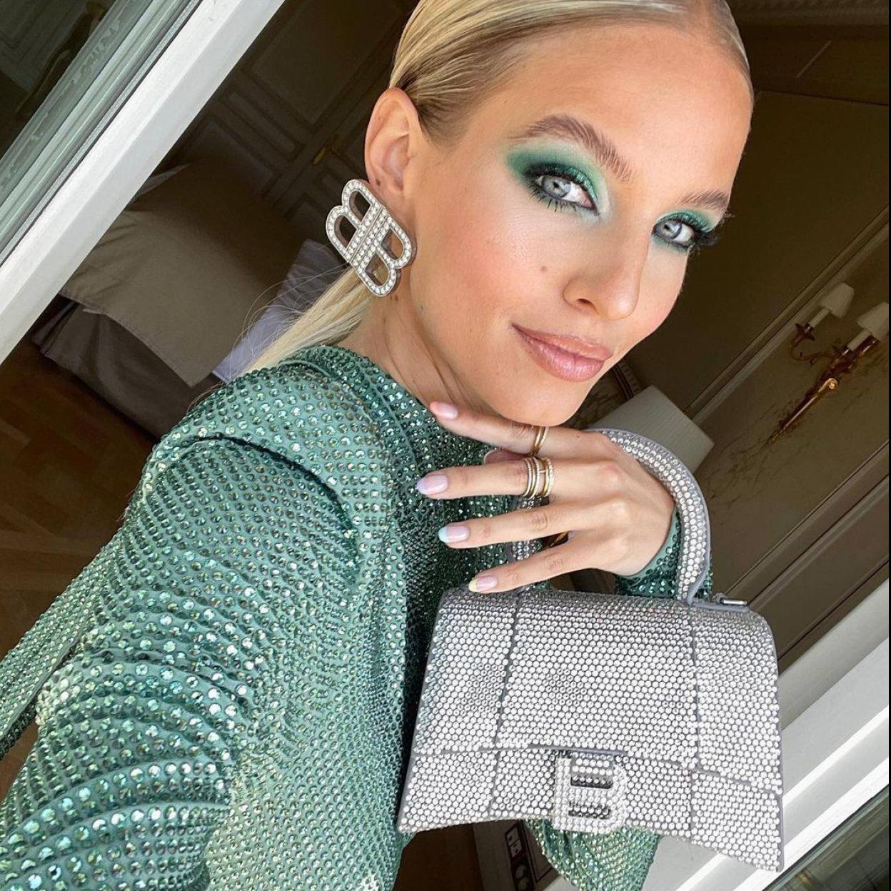 La influencer lleva un bolso de cristales en tendencia firmado por Balenciaga que tiene copia low cost