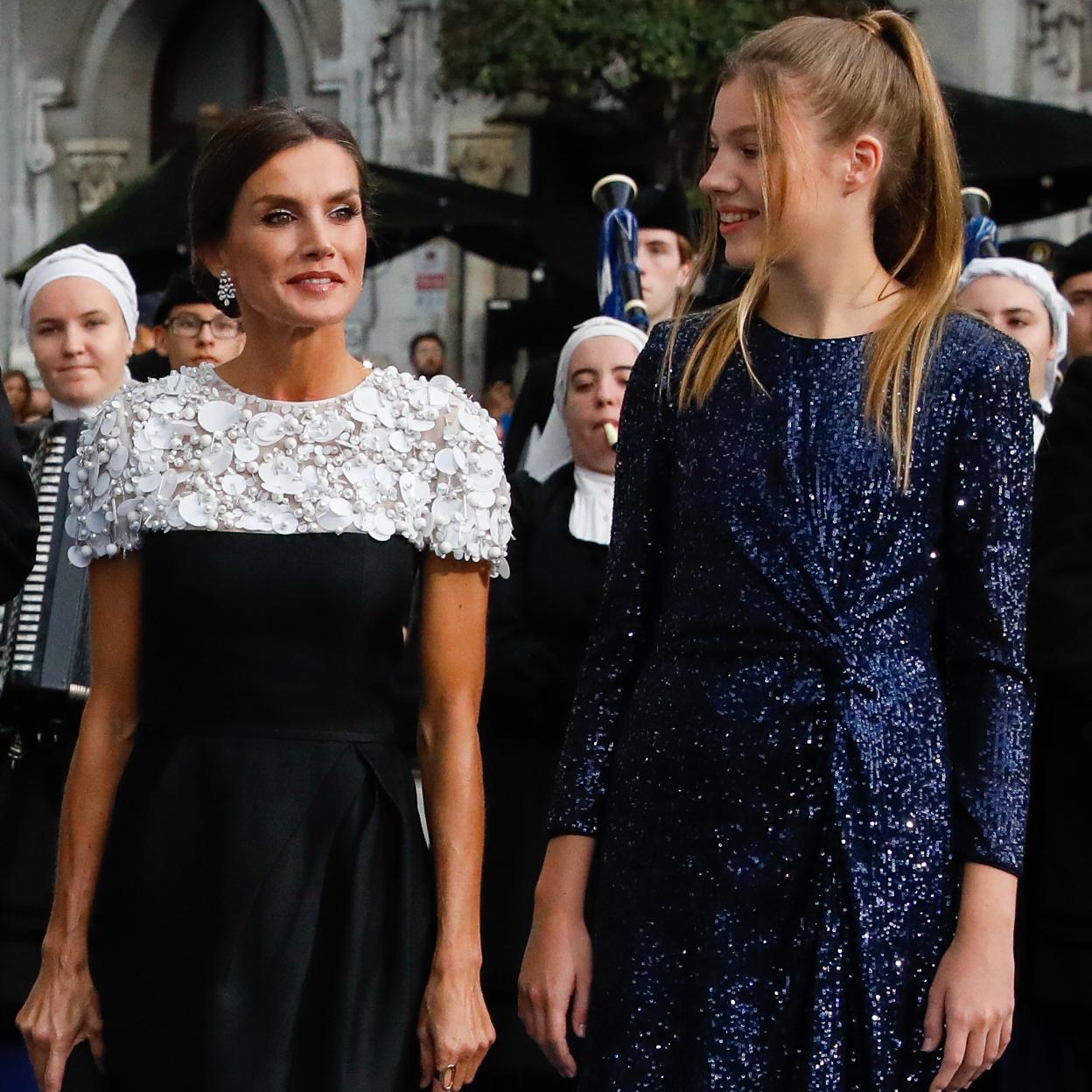 La reina Letizia con su hija, la infanta Sofía, en Oviedo.