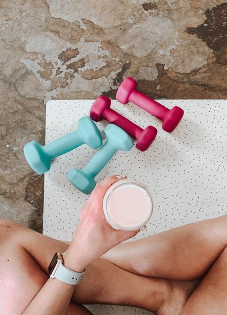 Imagen - Los ejercicios con pesas ayudan a quemar calorías y a mejorar la condición física/UNSPLASH