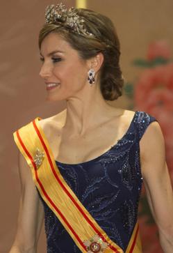 Imagen secundaria 2 - La reina Sofía y la reina Letizia con los mismos pendientes de zafiros.