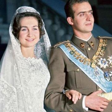 Imagen secundaria 1 - Sofía y Letizia con la tiara prusiana en sus bodas.
