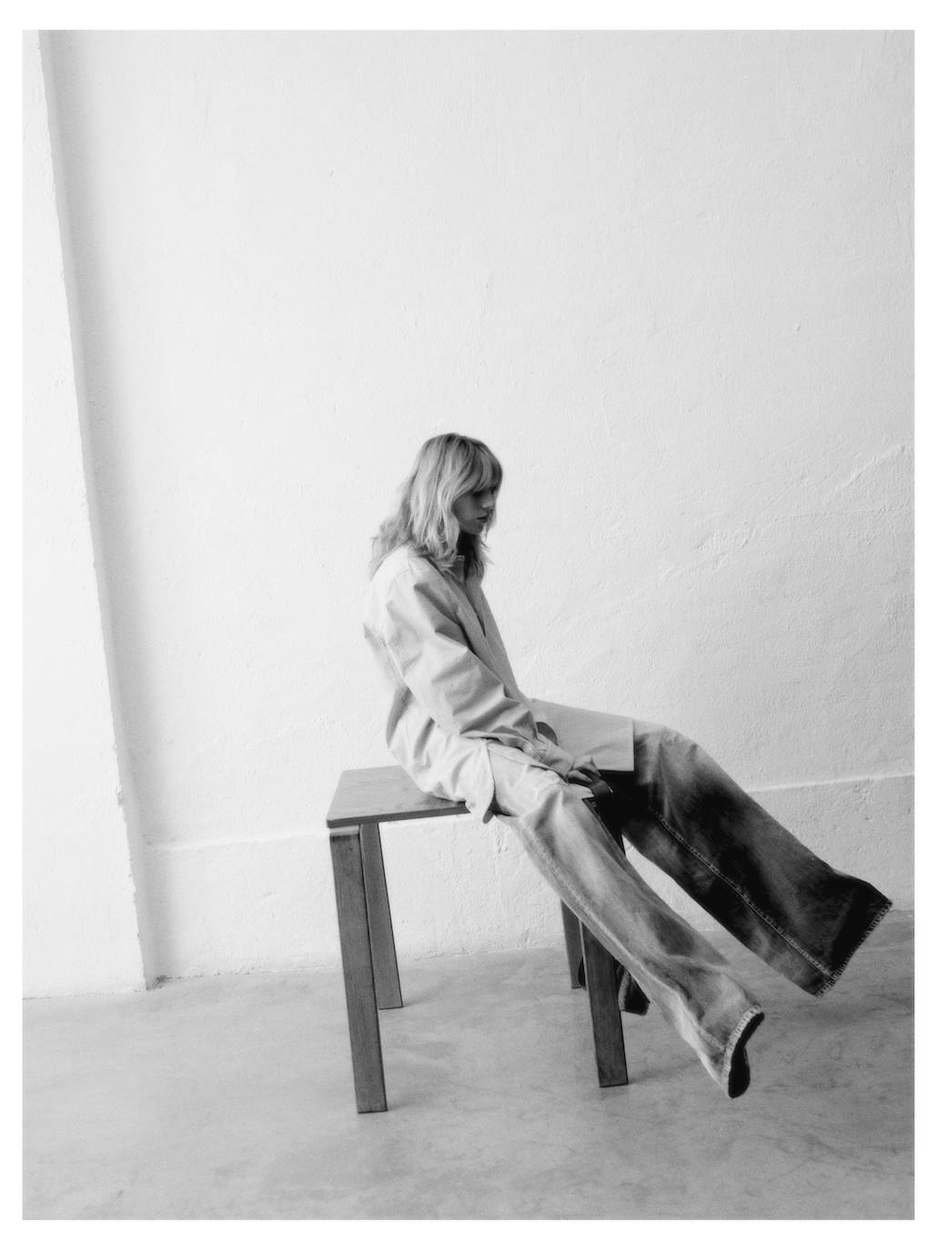 Camisa oversize de Bottega Veneta en MyTheresa, vaqueros Dsquared2, bolso de Fendi y reloj de Cartier.