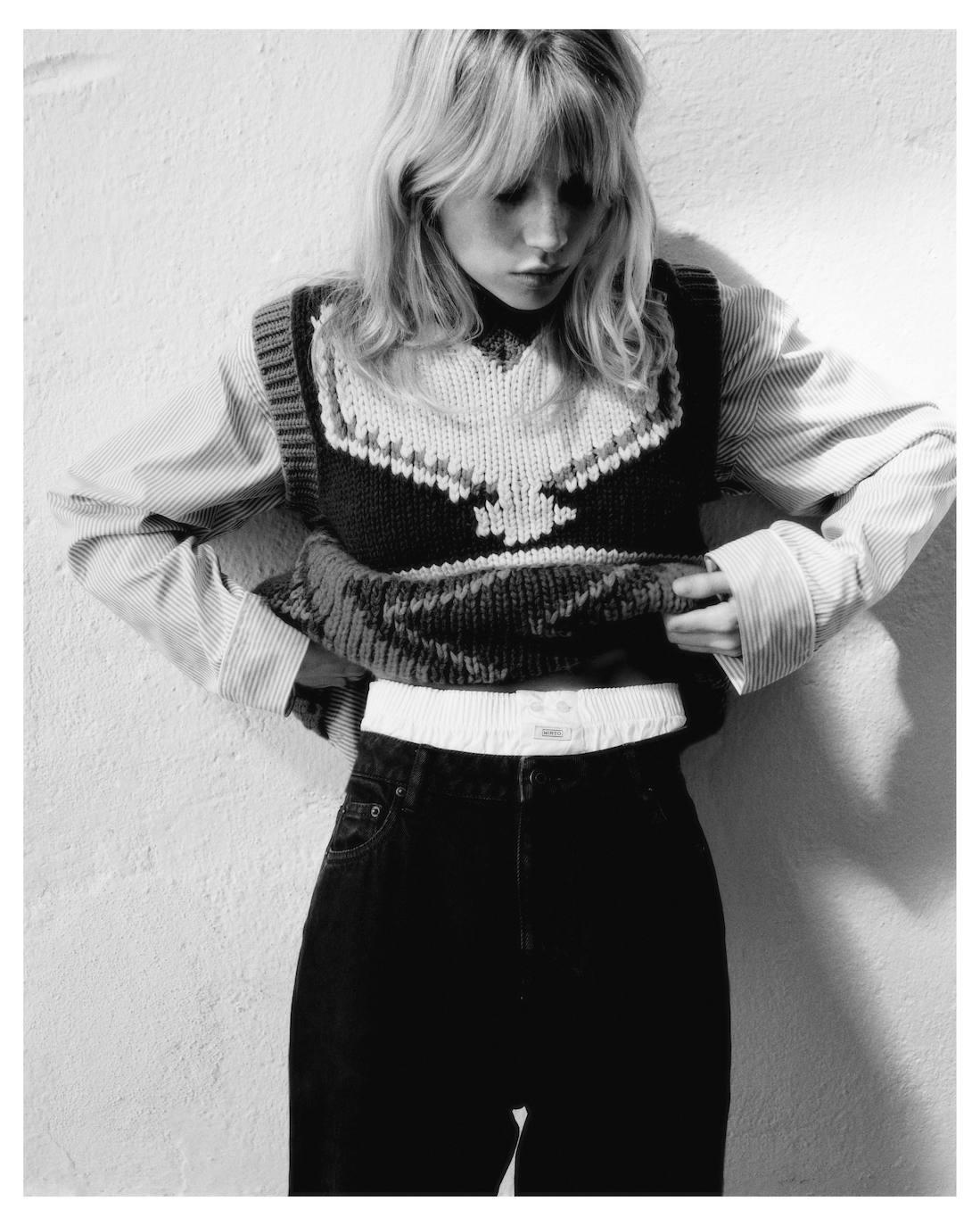 Camisa y calzoncillos de Mirto; chaleco de punto, de Dsquared2; pantalones de Lloyd’s en El Corte Inglés, y anillo y reloj de Cartier.