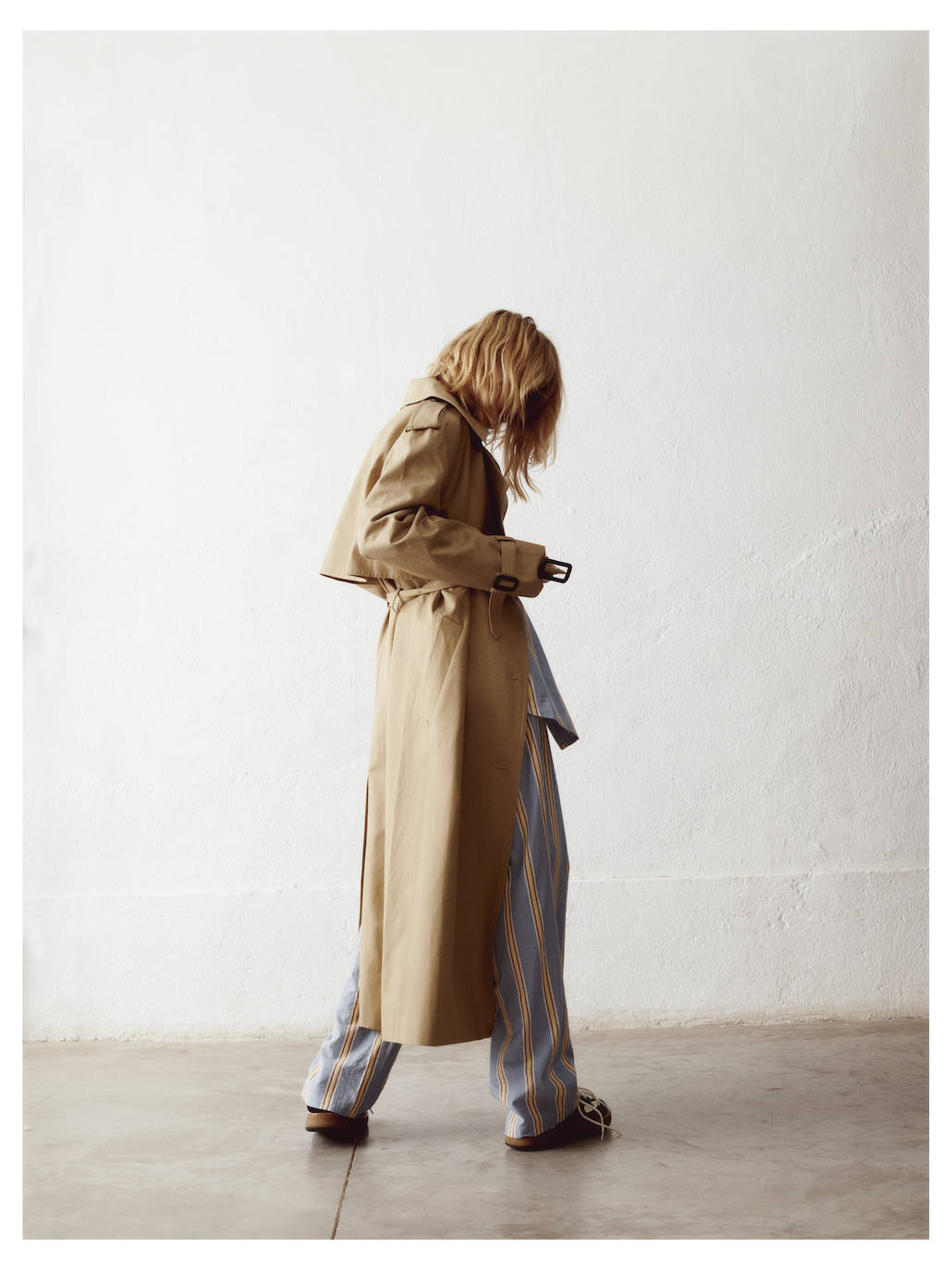 Pijama de Énfasis en El Corte Inglés; gabardina de The Frankie Shop y zapatilla Slide On de Louis Vuitton.