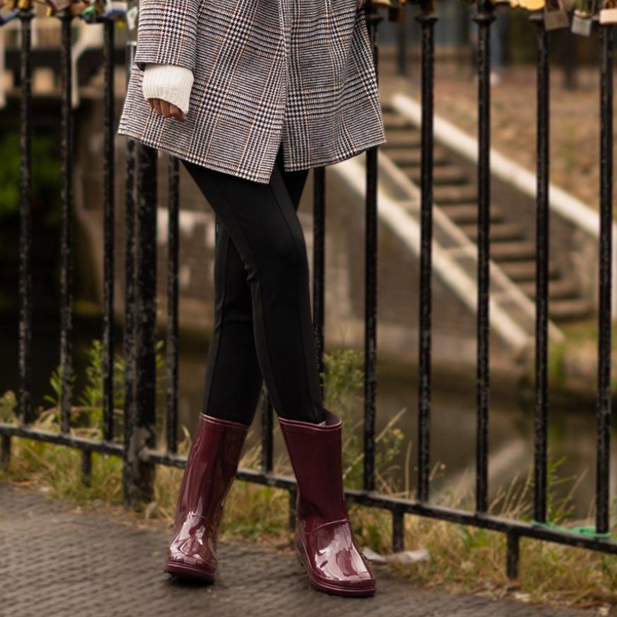 Así son las botas de agua baratísimas que podrás encontrar de forma inesperada en un supermercado