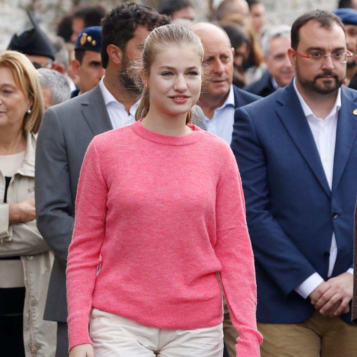 La princesa Leonor en Cadavedo con jersey rosa y pantalones cargo.