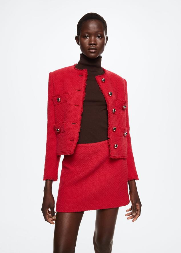 Un color vistoso que se adapta muy bien a los días más fríos del año. Chaqueta corta de Mango 49,99 euros/ Minifalda recta de Mango 29,99 euros). 