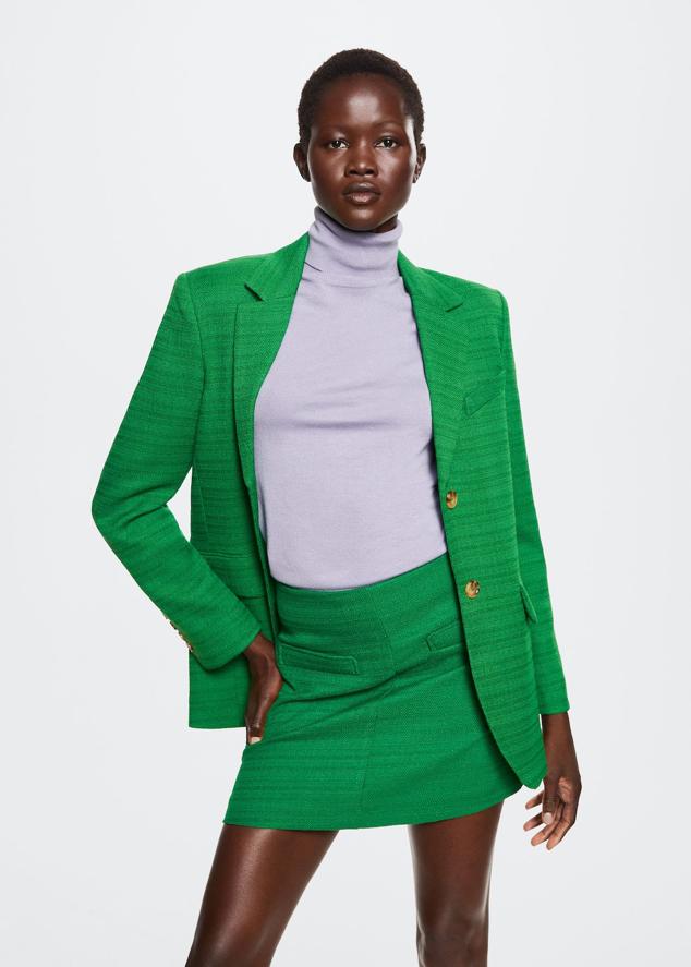 Las americanas también funcionan con este tipo de conjuntos. (Blazer en color verde de Mango 69,99 euros. / Mini falda recta de Mango 19,99 euros). 