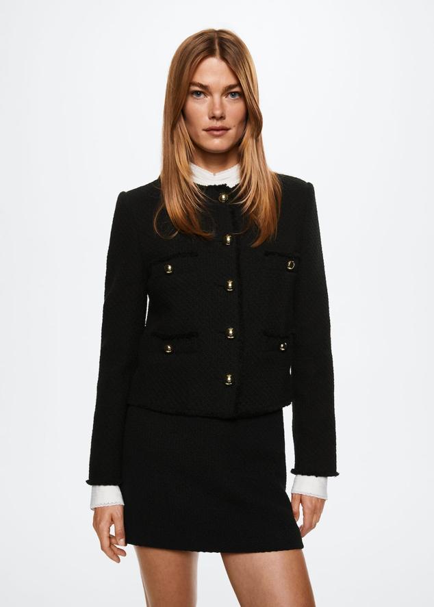 El total look negro nunca falla. (Chaqueta corta con botones de Mango 49,99 euros/ Mini falda recta de Mango 29,99 euros)