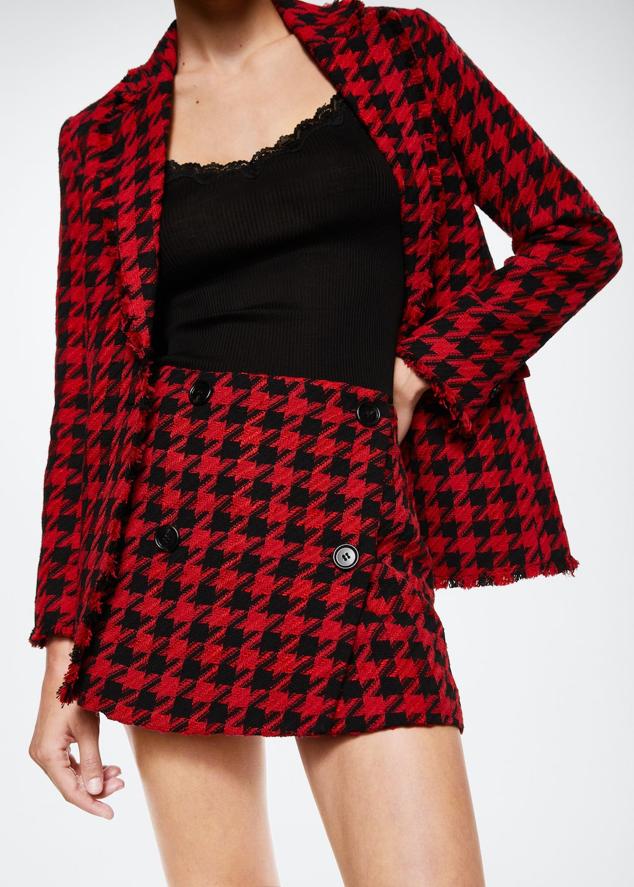 El estampado de pata de gallo, en su versión XXl, es la opción perfecta si buscas un look más atrevido. (Chaqueta de Mango 69,99 euros) / Minifalda con botones de Mango 39,99 euros)