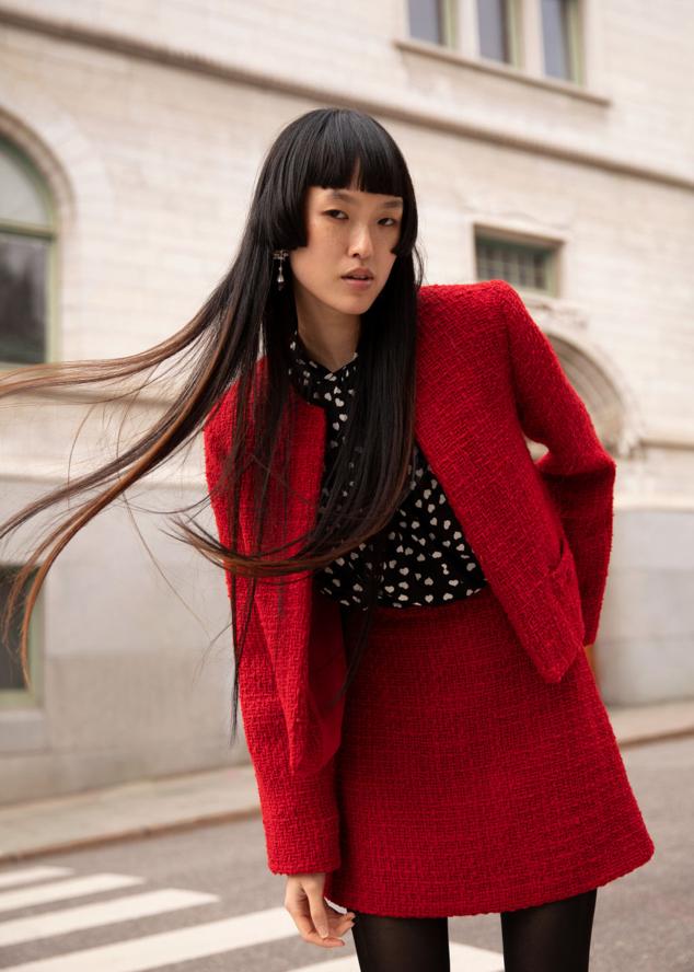 Si quieres invertir en un conjunto de calidad, aquí lo tienes. De color rojo, con chaqueta corta y mini falda recta. (Chaqueta corta de & Other Stories 179 euros / Falda corta de & Other Stories 79 euros)