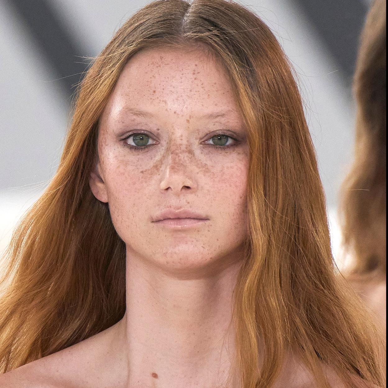 Los contornos de ojos con vitamina C son famosos por eliminar la hiperpigmentación al mismo tiempo que combaten la opacidad. 