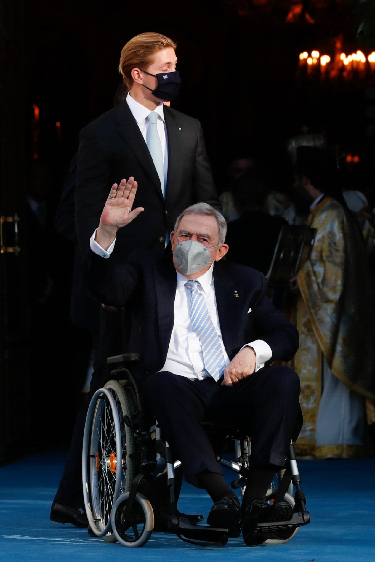 La última vez que Constantino II hizo acto de presencia en un evento público fue en 2021 con motivo de la boda de su hijo Philippos y Nina Flohr en Atenas. El monarca apareció en silla de ruedas y con  la salud visiblemente afectada , pero no por ello menos animado. Recibió los vítores del pueblo heleno, que le aclamó entre aplausos, y el cariño de toda la familia y amigos que asistieron al enlace. 