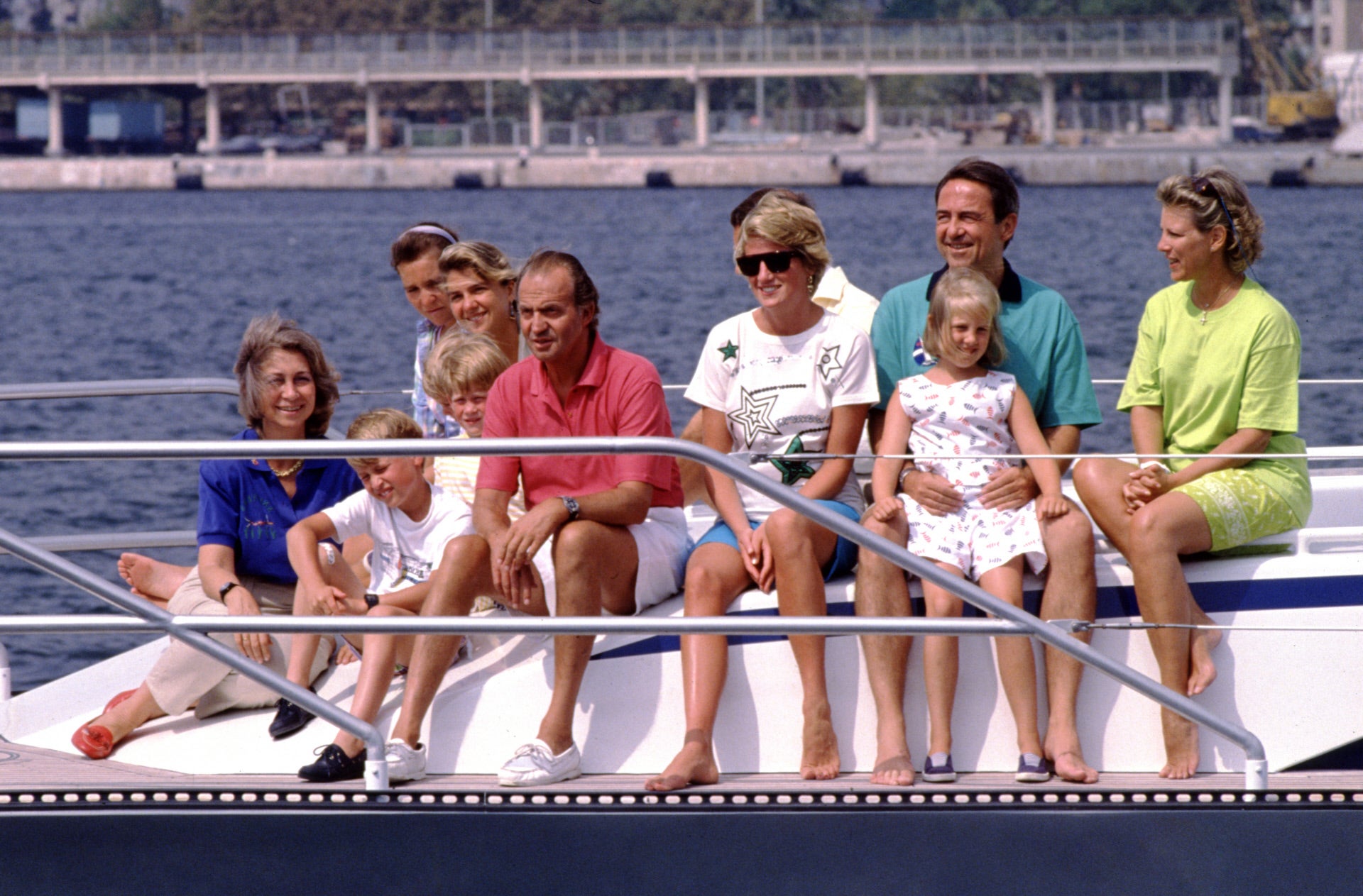 Era habitual en los 80 ver imágenes de Constantino junto a la familia real española y británica en Marivent, la residencia de Mallorca de los royals españoles. Estas imágenes denotaban la conexión y simpatía que se profesaban, y su  especial unión con los británicos . Debido a su estado de salud, no pudo acudir al funeral de Isabel II, pero esto no significa que su cariño y admiración hacia la monarquía británica se haya visto mermado. 