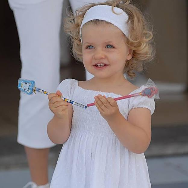 La princesa Leonor en una divertida imagen en su infancia.