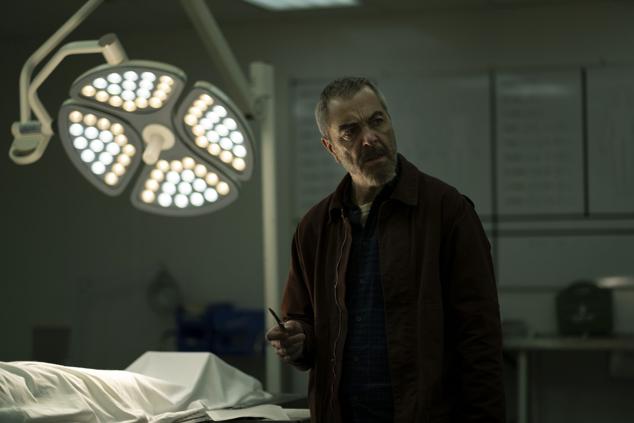 Protagonizada por James Nesbitt (The Missing), esta producción británica se adentra en la investigación que el veterano detective Danny Frater llevará a cabo sobre la extraña muerte de su hija Christina. Compuesta por ocho episodios, cada uno de ellos se centrará en un sospechoso diferente, entre los que encontramos caras conocidas como Sam Heughan (Outlander) y Richard E. Grant (Loki). 