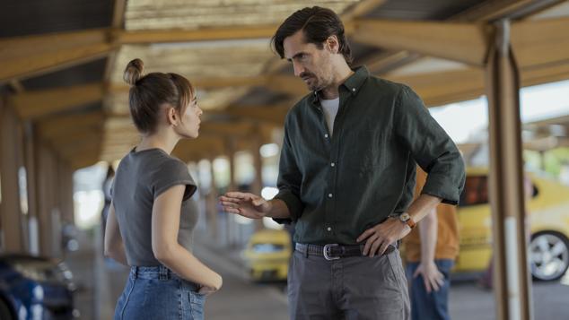 Juan Diego Botto protagoniza la nueva serie de Borja Cobeaga inspirada en su propia experiencia tratando de sacarse el carné de conducir. Pablo, el rol de Botto, es un sabelotodo que descubre que todavía tiene mucho que aprender cuando se apunta a la autoescuela. Y para ayudarle a conseguirlo se encontrará con exnovias, alumnas o hermanos. En el reparto encontramos nombres como Leonor Watling y Carlos Areces entre otros. 