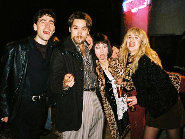 La plataforma de Atresmedia se adentra en uno de los ambientes más míticos y analizados de los 80 y 90, el de la Ruta del Bacalao. Y lo hace a través del viaje de un grupo de amigos de Sueca, desde el día que entraron en Barraca por primera vez, en 1981, cuando tanto ellos como la fiesta aún conservaban su inocencia, hasta su despedida en una masificada Ruta Destroy, en 1993. Ricardo Gómez (Cuéntame), Àlex Monner (Pulseras Rojas), Claudia Salas (Cerdita), Elisabet Casanovas (Fuimos canciones) y Guillen Barbosa son sus protagonistas. 