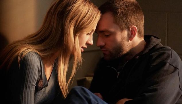 Basada en la novela homónima de Carola Lovering, esta producción protagonizada por Grace van Patten y Jackson White sigue la relación de Lucy y Stephen a lo largo de 8 años. Aunque su romance comienza como cualquier noviazgo en un campus universitario, no tardan en caer en una dinámica tan peligrosa como adictiva que alterará no solo sus vidas sino también las de los que les rodean. 