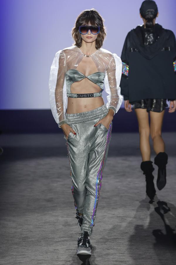 La logomanía vuelve a las colecciones de Custo Dalmau, con propuestas metalizadas en todos los tonos, que ponen de manifiesto que el nombre de la colección, Light Up, no es para nada aleatorio. El tiro bajo y las aberturas, enmarcadas en un estilo deportivo lleno de exceso, conquistarían a la Britney Spears de hace veinte años. 